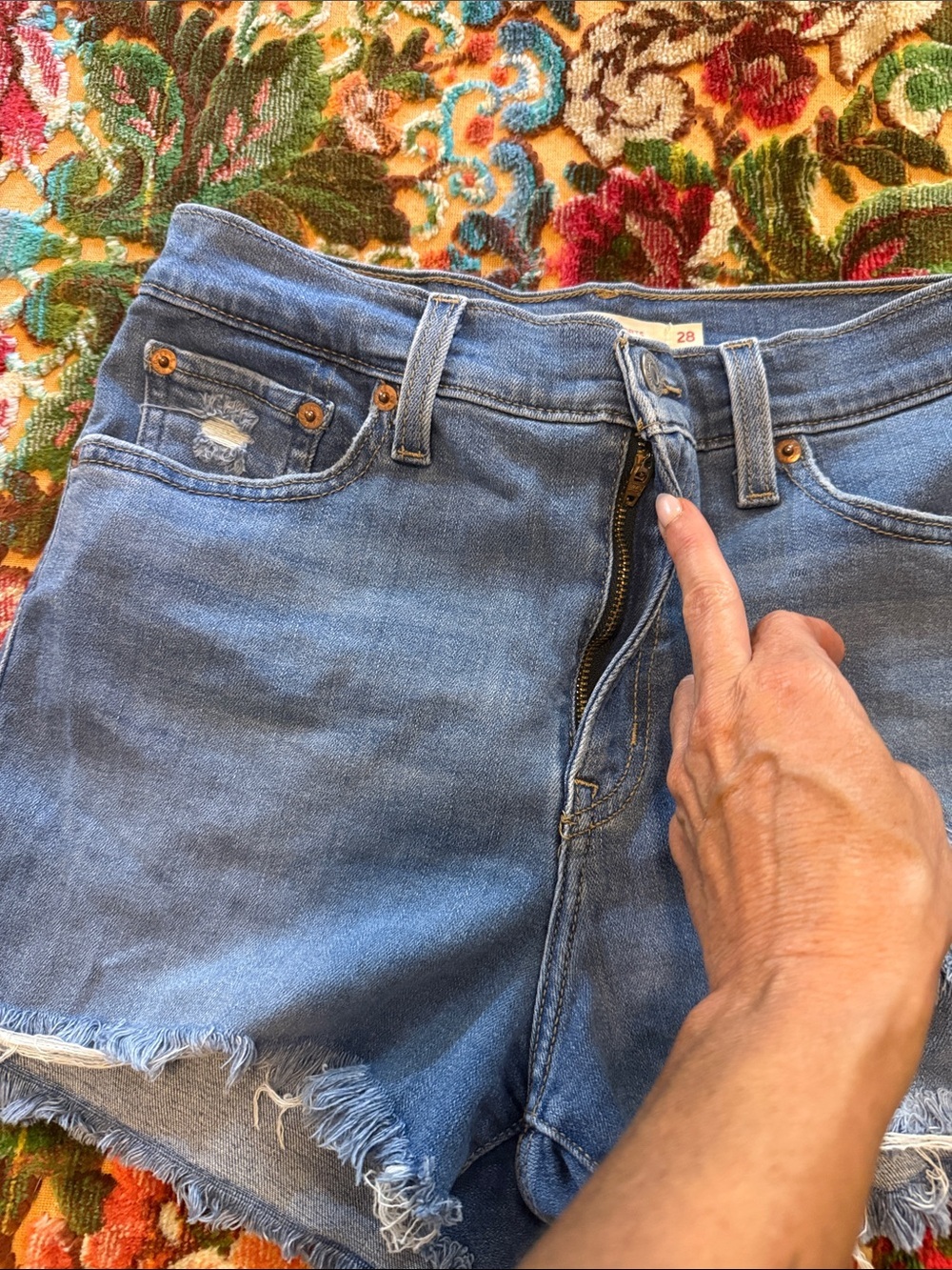 Levi's High-Rise Denim Cut-off Shorts in Sapphire Dust Size 28 - Picture 7 of 9